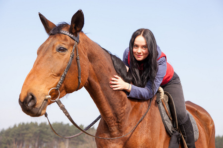 年轻女子骑着一匹马