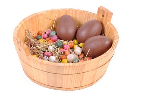 复活节彩蛋 巧克力蛋在一个篮子里