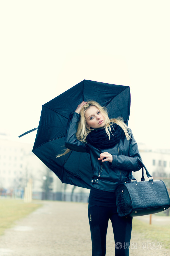 在雨中伞的女人
