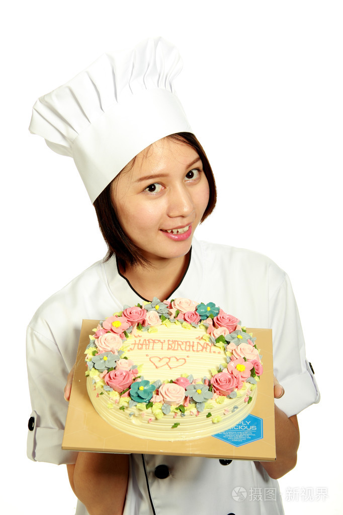 厨师端着一托盘蛋糕