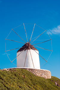 希腊米克诺斯岛上的传统风车图片