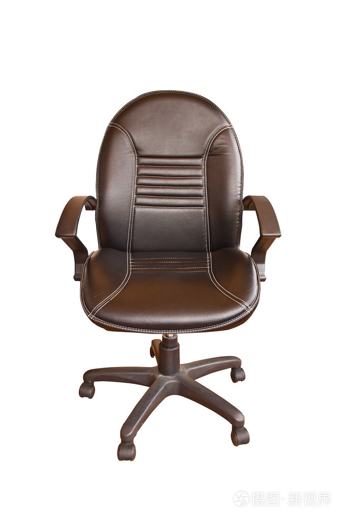 在白色背景上的棕色真皮椅子