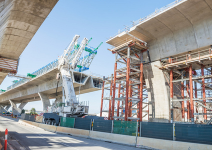 正在重建路