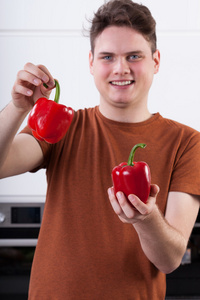 男性呈现两个红辣椒