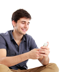 年轻男性微笑使用手机