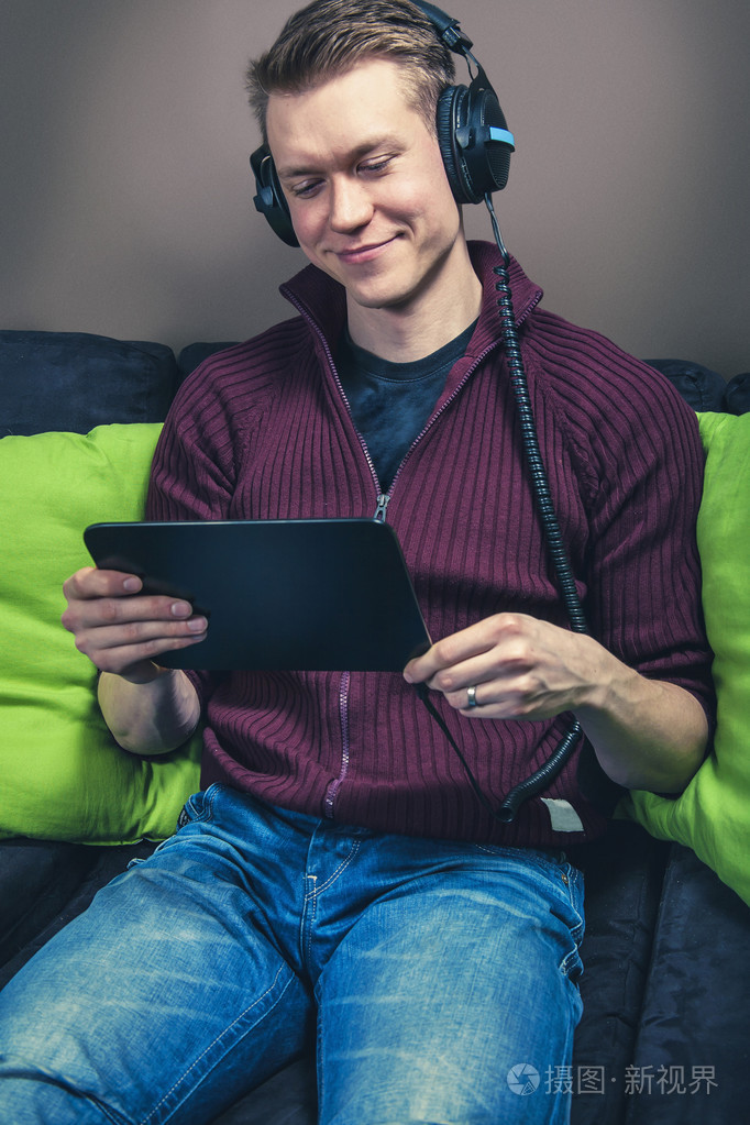 在平板电脑上看电影