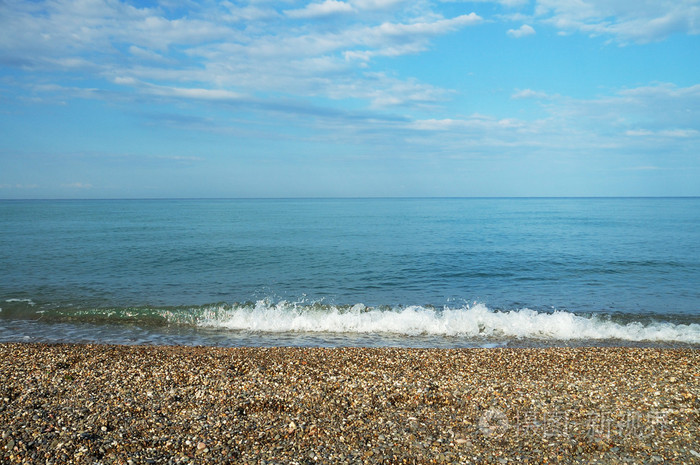 平静的大海与卵石海岸