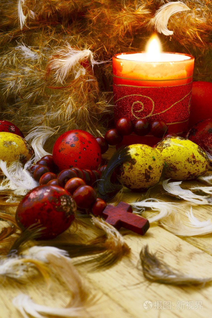蜡烛和羽绒的复活节彩蛋