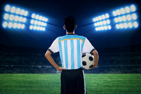 阿根廷的球员抱着一个足球