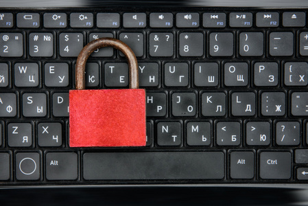 概念的互联网安全的照片。键盘上的红色锁