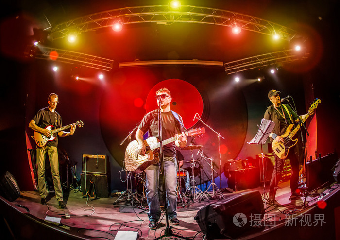 乐队在一家夜总会的舞台上表演照片-正版商用图片1fep8g-摄图新视界