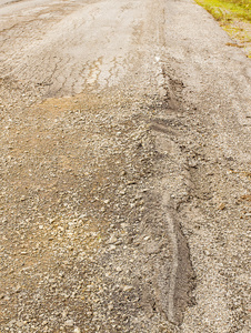 含裂纹的沥青道路损坏的沥青坑洞