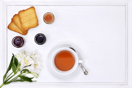 与茶 茶 花卉 果酱和面包杯早餐桌