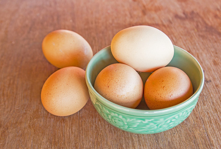 仿古木制的桌子上的碗里的鸡蛋