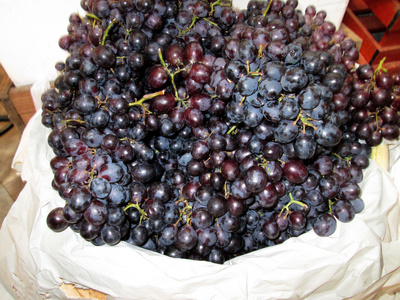 在市场上的新鲜葡萄