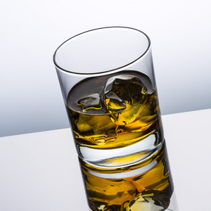 威士忌玻璃反射冰喝波本威士忌岩石含酒精酒精苏格兰精神田纳西州