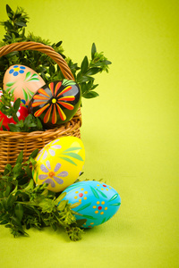 美丽的装饰复活节彩蛋，在一个篮子里