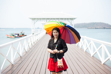 亚洲女性黑衬衫站在 midd 撑着伞
