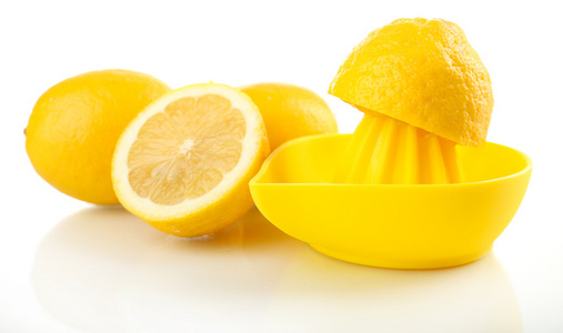 与孤立的白色衬底上的柠檬柑橘挤压