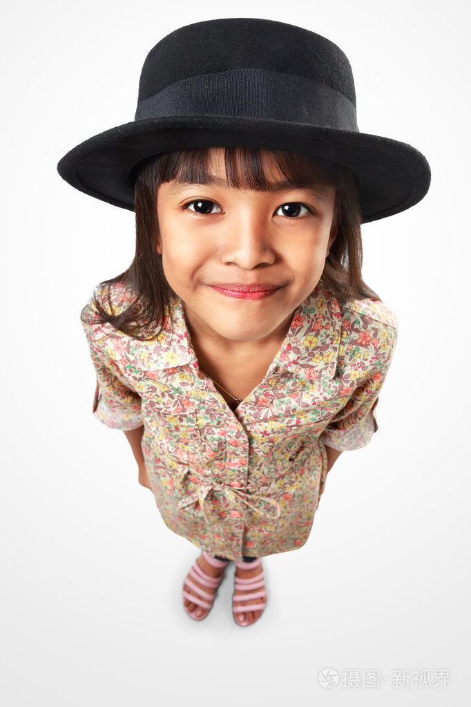 相机顶部视角所仰望的小亚洲女孩