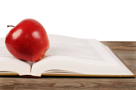 打开书与孤立的白色背景上的苹果