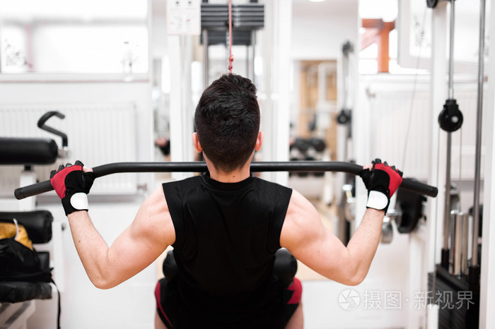 在健身房的健美运动员做沉重的杠铃锻炼背部和肱三头肌锻炼的肌肉男