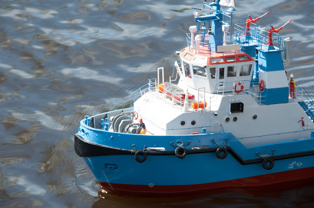 的向白色的背景人的工作和建筑模型的船, 切割玩具刀儿童玩具构造器