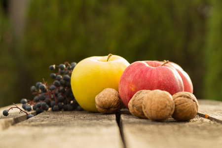 在秋天的散景背景木制的桌子上的苹果