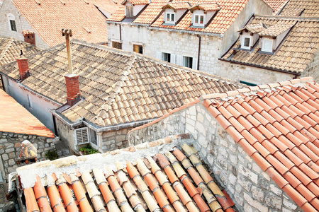 旧城的鳞次栉比的屋顶