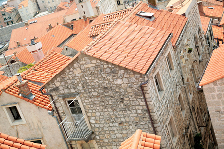 旧城的鳞次栉比的屋顶