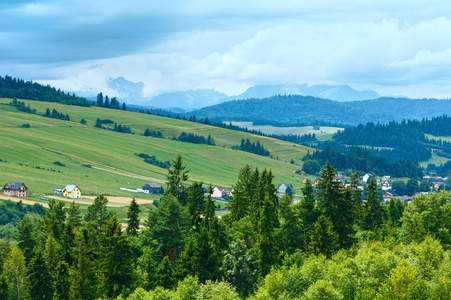 夏季多云的山村景色波兰