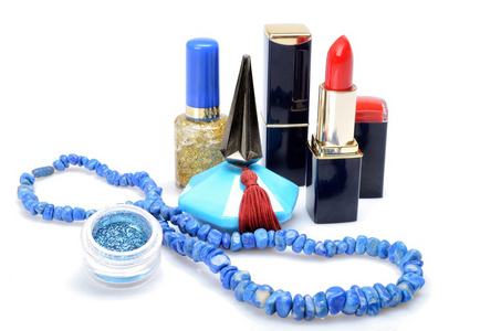 口红 指甲油 香水和化妆品的静物画蓝项链