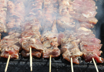 猪肉烤肉串上贴在烤架上做饭