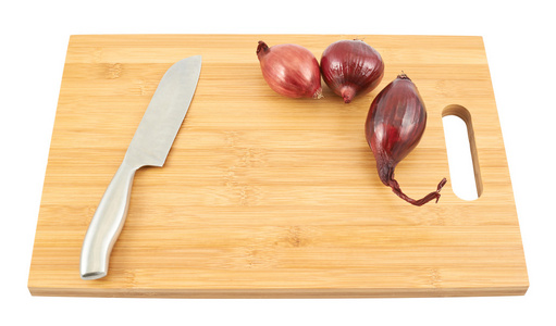 切菜板上的刀和红洋葱