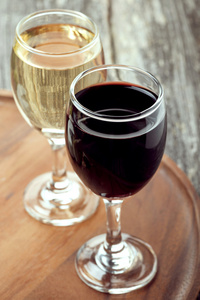 红色和白色葡萄酒在木板上的玻璃