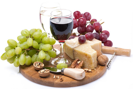 两杯红酒 葡萄和奶酪在木板上