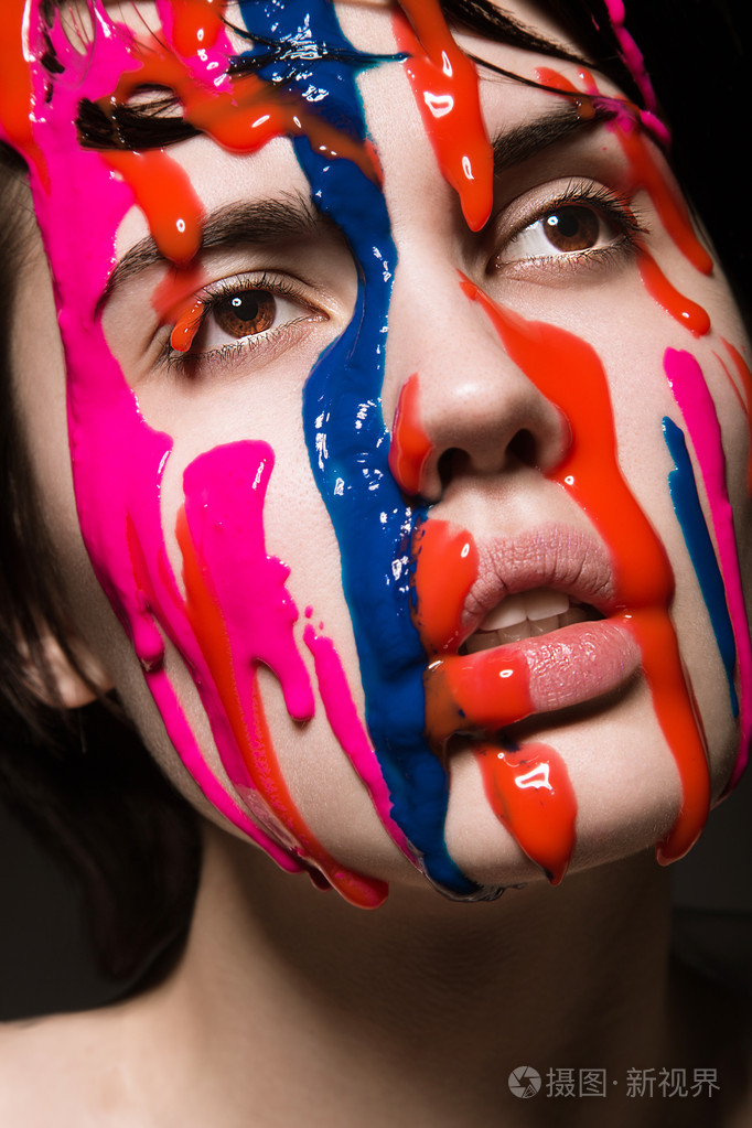 她的脸上涂着颜料的女孩