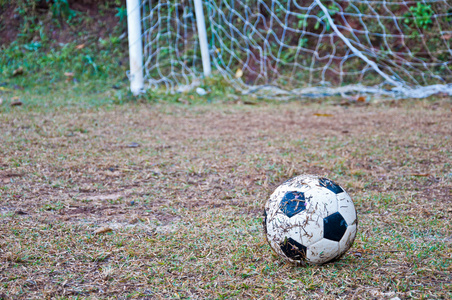 在草地上的旧足球