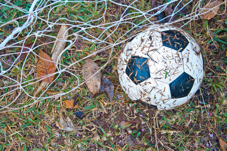 在草地上的旧足球