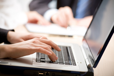 企业在键盘上的键在笔记本电脑上工作照片