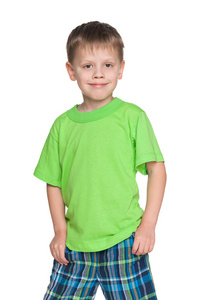 快乐的小男孩，穿着绿色衬衫的男人