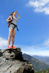 幸福的女人山徒步旅行者