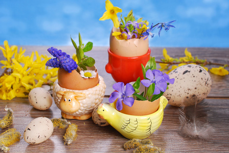 Eierschalen mit Frhlingsblumen in Keramik steht fr Ostern