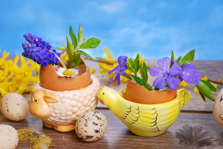 Eierschalen mit Frhlingsblumen in Keramik steht fr Ostern