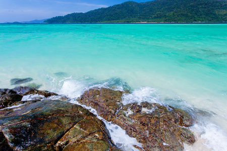 岩石，大海和蓝天利普岛泰国