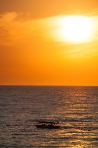 橘黄色的夕阳，在海的地平线上，天际线