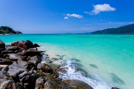 岩石，大海和蓝天利普岛泰国