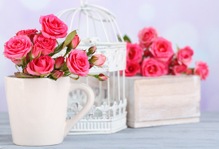美丽的小粉红玫瑰，在明亮的背景上