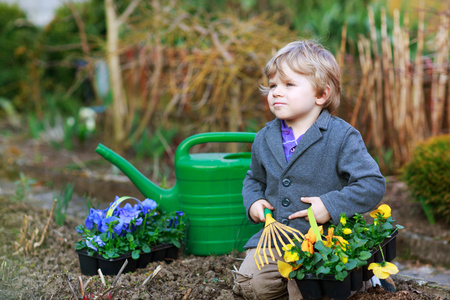 园艺和在花园里种花的小男孩