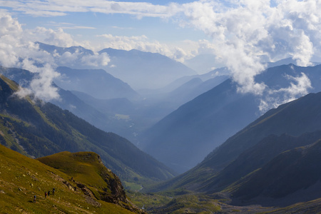 蓝色的山山谷在雾里